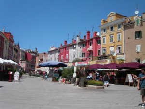 De dagelijkse versmarkt bij binnenkomst in Rovinj.